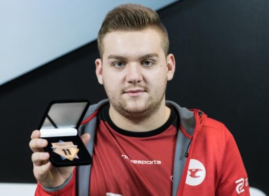 Beluga的Gnar擅长持续输出，而 Stay 的Jhin在整个过程中被无限狙击。 Team WE 在没有流血的情况下赢得了第一局。